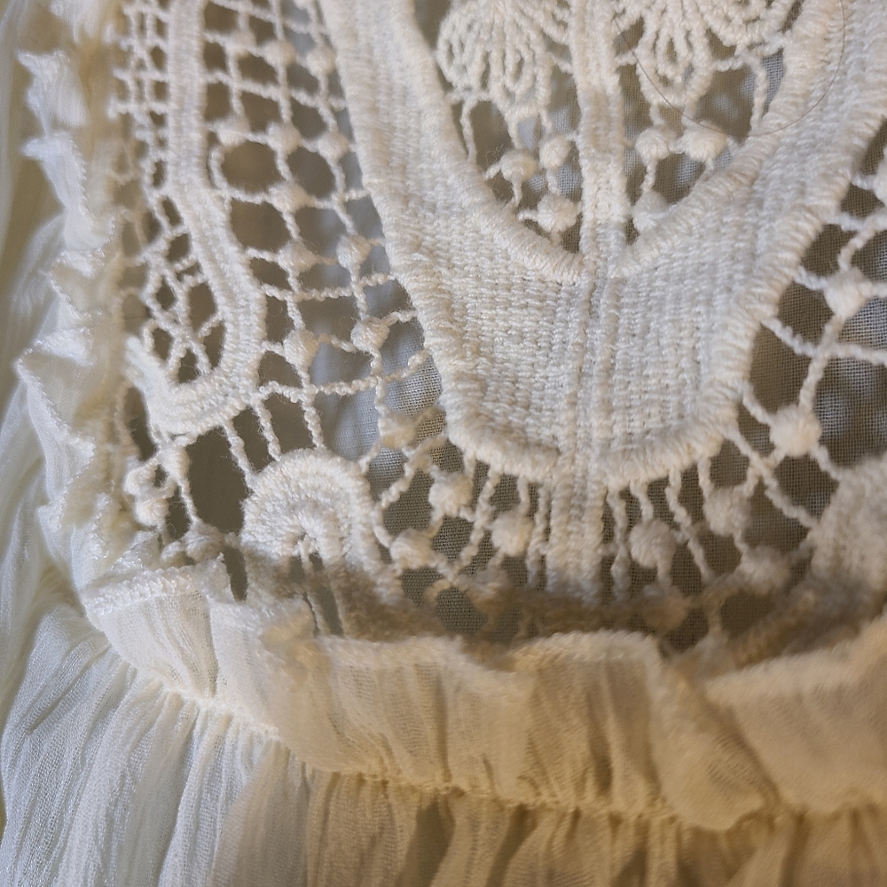 Rose & Olive ivory blouse with crocheted accents - Picture 2 of 5